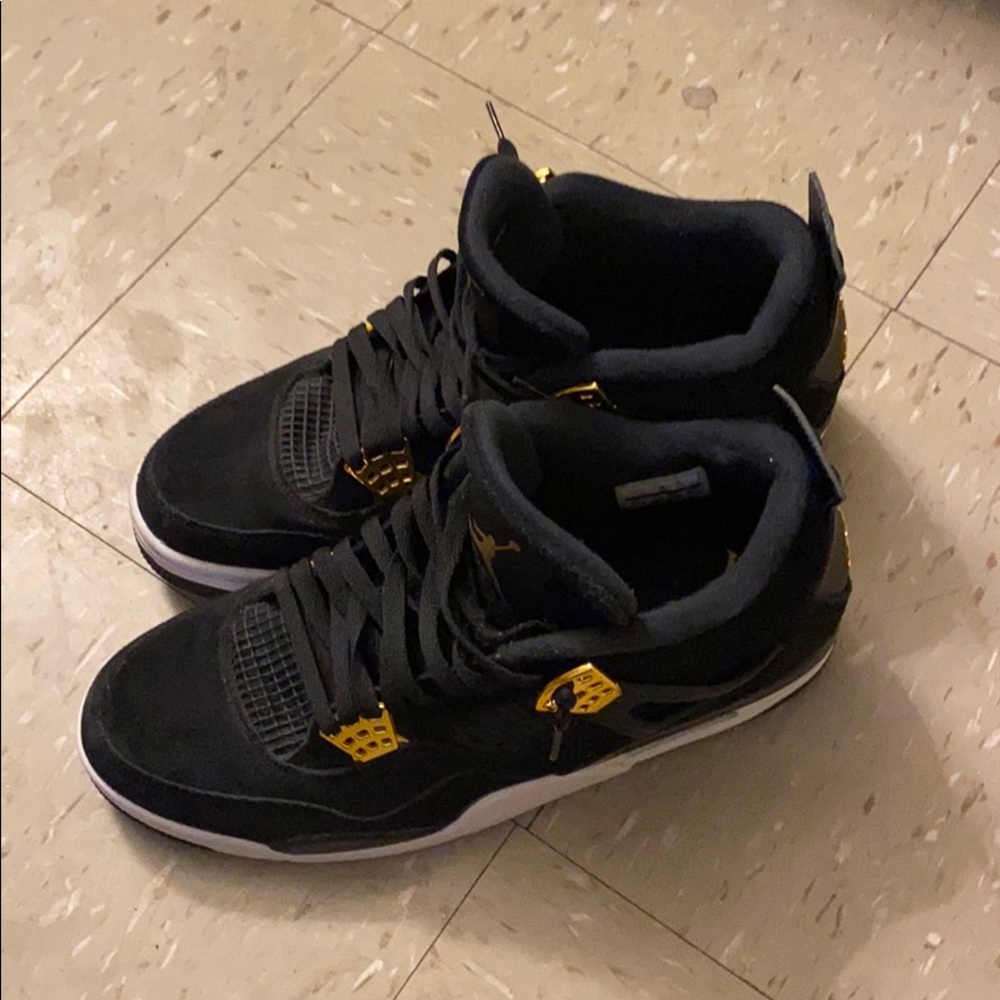 selling Jordan Retro “Loyalty” 4s